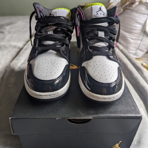 Air Jordan 1 Mid SE Cyber-Active Fuchsia - Picture 6 of 11